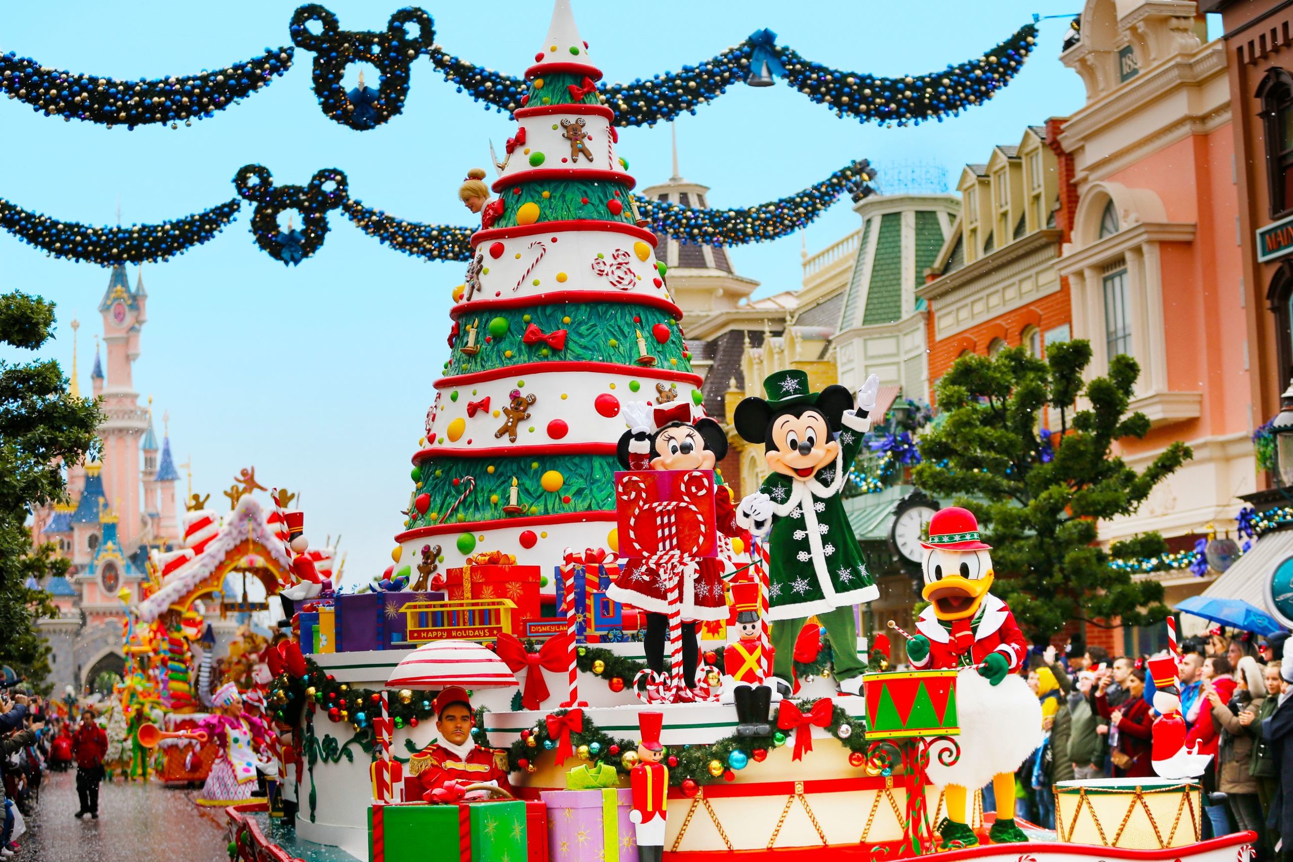 ED92 When Disneyland Paris begins to look a lot like Christmas
